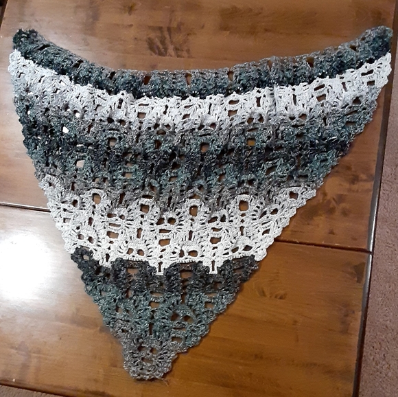Lost Soul Skull Shawl - Picture 2 of 2